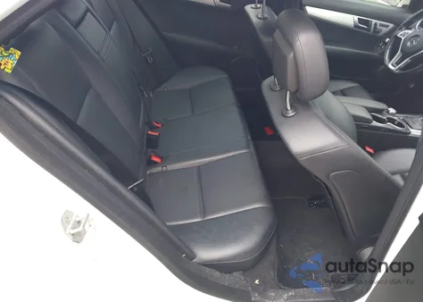 2014 Mercedes-Benz C 300 Luxury 4Matic/Sport 4Matic z USA, uszkodzony, nr VIN WDDGF8AB4EA947402